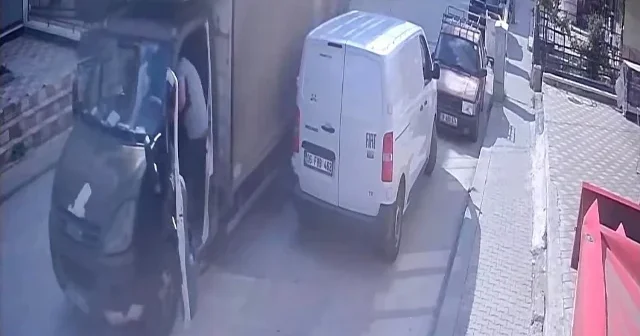 Kontrolden çıkan kamyonun içine atlayarak durdurmayı başaran fırıncı facianın önüne geçti: VİDEO İZLE