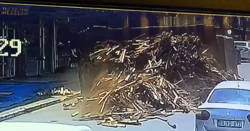 Odun yüklü kamyon bir anda devrildi, korku dolu anlar saniye saniye kaydedildi Sözcü Gazetesi