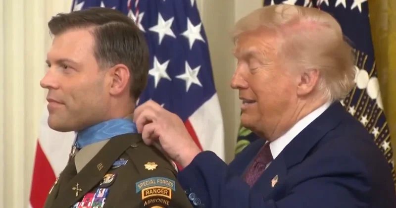 Gaziye madalya takmayı beceremeyen Trump, askerin boğazını sıktı Sözcü Gazetesi
