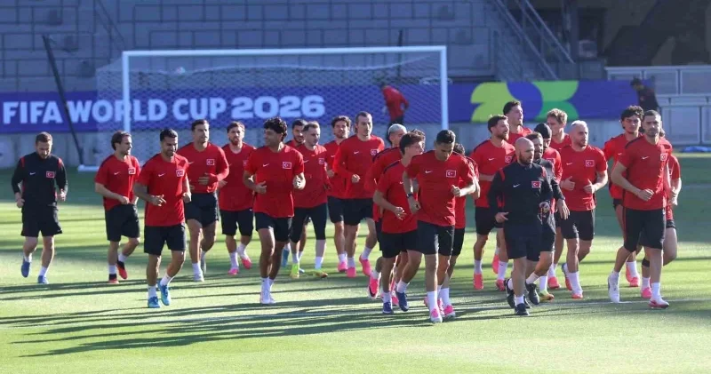 Milli oyuncu yeniden stil değiştirdi: Antrenmandaki hali dikkat çekti Futbol Haberleri