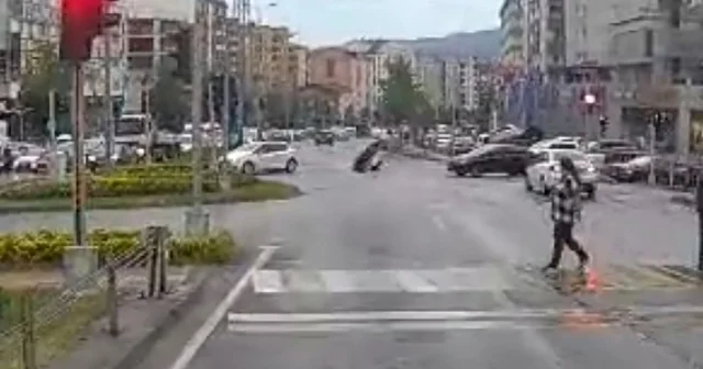 Kırmızı ışıkta geçen motosiklet, otomobile çarpt;, o anlar kamerada Zonguldak Haberleri Habertürk Yerel Haberler