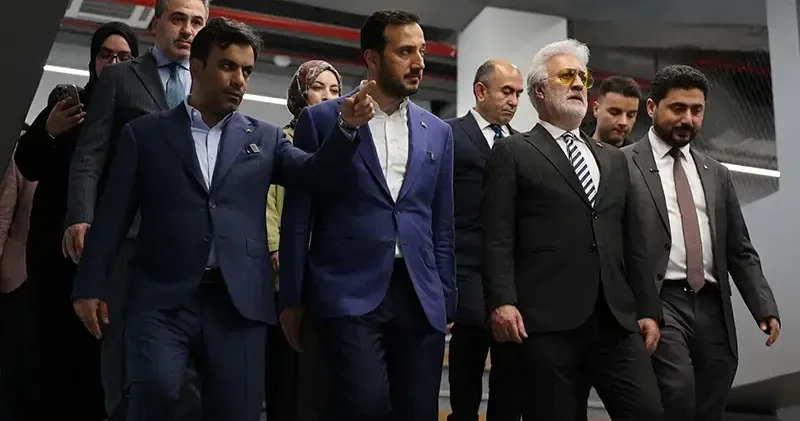 Tamer Karadağlı ‘Alev Alatlı Şehir Kütüphanesi ve Tiyatro Binası’nı ziyaret etti