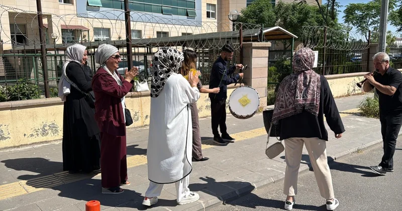 Son dakika: Diyarbakır da boşanmanın ardından kadın halay çekti, erkek bağlama çalarak cevap verdi haberler Son dakika haberleri