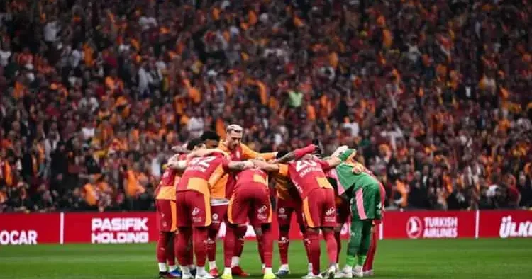 Galatasaray da ayrılık operasyonu! Okan Buruk un biletini kestiği yıldıza talip yağıyor