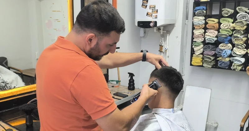 Osmaniyeli berberden yürek ısıtan manzara: Tıraş olan emeklilere ücretsiz döner Sözcü Gazetesi