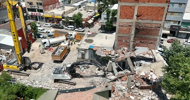 Yıkılan binanın parçaları iş yerinin üzerine düştü Kontrollü yıkım sırasında iş yerinde hasar oluştu Adıyaman Haberleri Habertürk Yerel Haberler