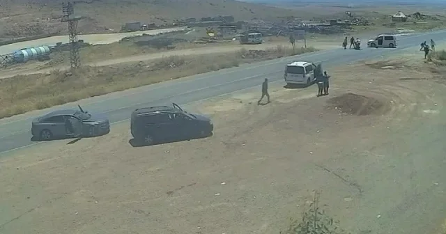 Film sahnesi değil gerçek: Araçları yol kenarına çekip çatıştılar VİDEO İZLE