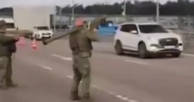 Savaş Moskova sokaklarına indi: Sivillerin yanı başında hava savunma füzesi fırlatıldı VİDEO İZLE