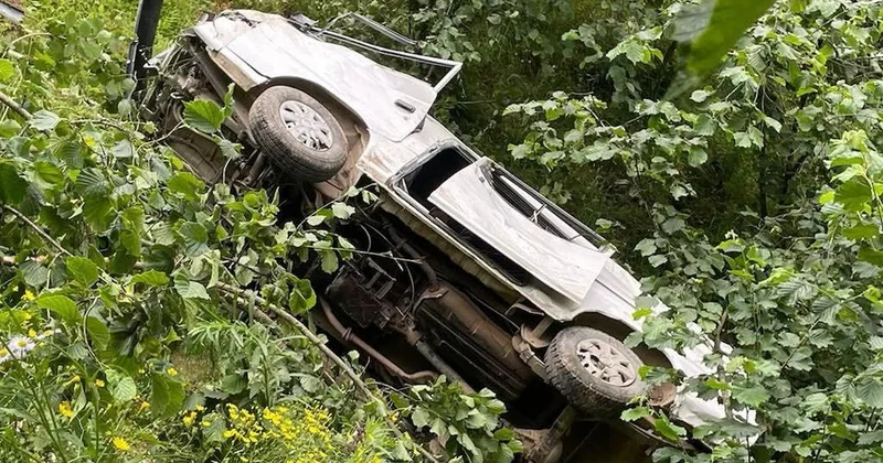 Giresun da şarampole yuvarlanan kamyonetin sürücüsü kurtarılamadı Sözcü Gazetesi