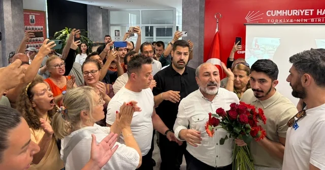CHP İzmir İl Başkanlığı nda Karanfil gerginliği Gümrükçü ye yakın isimler çiçek getirdi, arbede çıktı İzmir Haberleri Habertürk Yerel Haberler