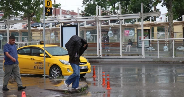 Sakarya da yağış hayatı olumsuz etkiledi Kimi şemsiye açtı, kimi ceketini şemsiye yaptı Sakarya Haberleri Habertürk Yerel Haberler
