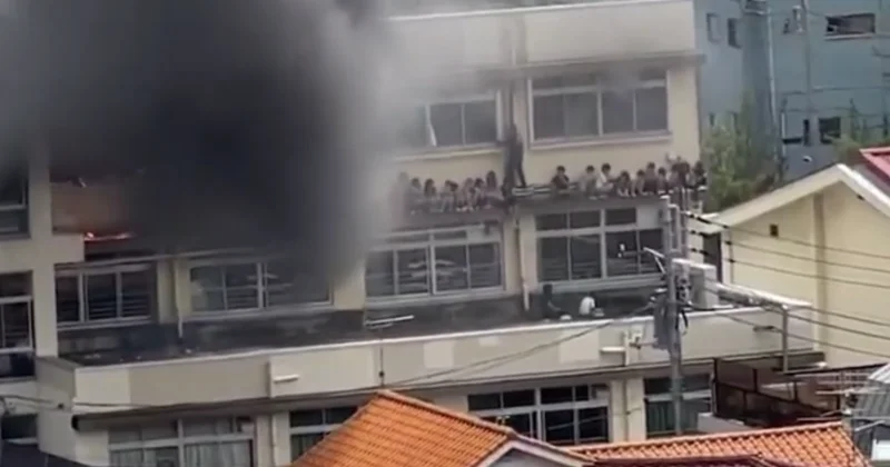 İlkokulda yangın çıktı: Alevlerden kaçan çocuklar bina çıkıntısında kaldı Sözcü Gazetesi