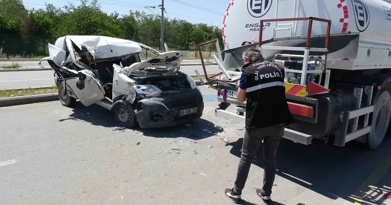 Malatya’da su tankerine çarpan aracın sürücüsü ağır yaralandı