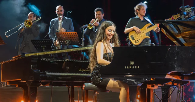Genç Türk Müzisyen Su Yavuz, Türkiye deki ilk konserini verdi İki konser piyanosunu aynı anda çaldı, izleyicileri büyüledi Antalya Haberleri Habertürk Yerel Haberler