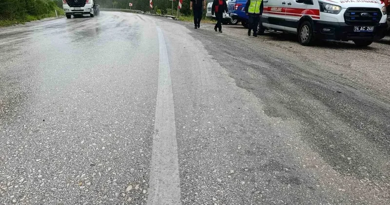 Bolu’da virajı alamayan hafif ticari araç yoldan çıktı: 3 yaralı