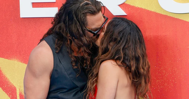 Jason Momoa ve sevgilisi Adria Arjona nın kırmızı halıdaki aşk pozları