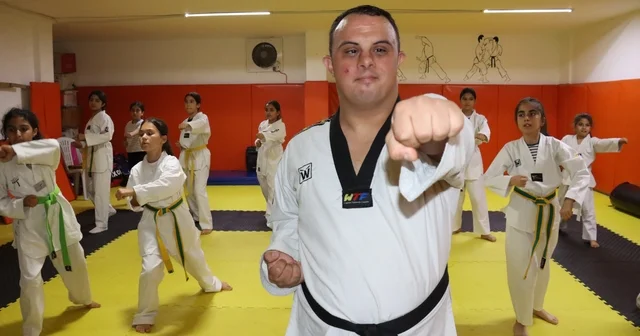 Fenerbahçe hayranı down sendromlu gencin azmi örnek oluyor Kursta resim ve karate, evde ise temizlik yaparak annesine yardımcı oluyor Şanlıurfa Haberleri Habertürk Yerel Haberler