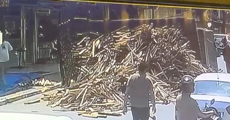 İstanbul’da odun yüklü kamyonun devrildiği anlar kamerada