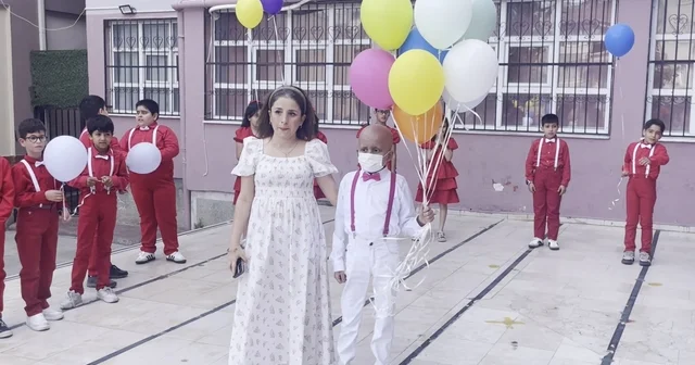 İlik nakli süreci başarılı geçen lösemili Kadir, okulunda yüzlerce balonla karşılandı Bursa Haberleri Habertürk Yerel Haberler