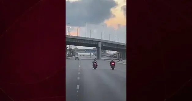 İskenderiye de feci kaza: Çarpışan motosikletler alev topuna döndü