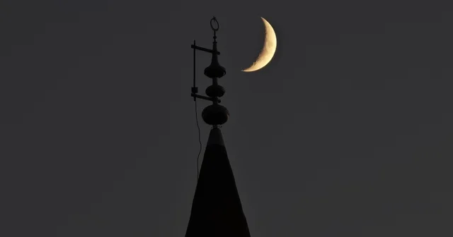 Bitlis te gökyüzündeki hilal ile minaredeki hilal aynı karede Bitlis Haberleri Habertürk Yerel Haberler