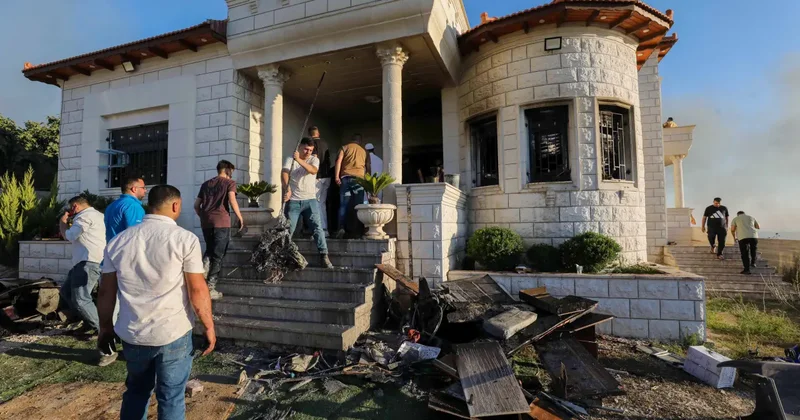 Filistin topraklarını gasbeden İsrailliler Nablus ta bir evi ateşe verdi