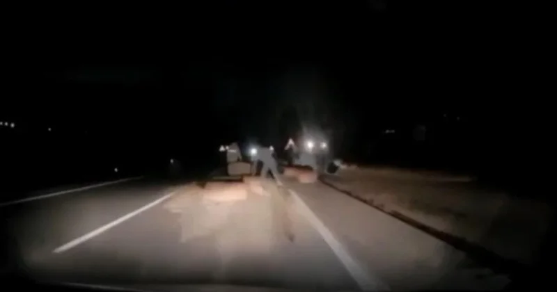 Kazayı fark ettirmek için yola saman balyası koyarken otomobil çarptı