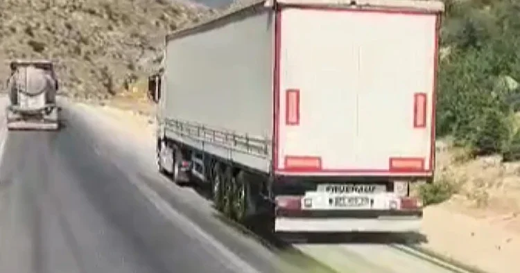 Afyonkarahisar’da ilginç anlar kamerada: TIR dan yola dökülen boya arkadan gelen araçları mora boyadı