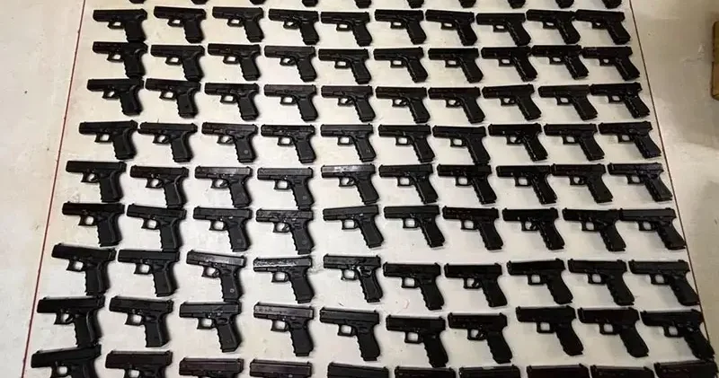 Zeytinburnu nda iş yerine operasyon; 100 adet ruhsatsız tabanca ele geçirildi