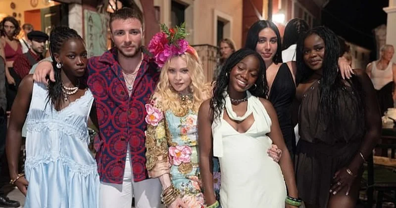 Madonna ya 68 inci yaş günü için sirtakili kutlama