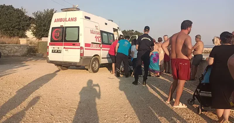 Boğulma tehlikesi geçiren 2 kız kardeşe ilk müdahaleyi sahildeki doktor ve emekli hemşire yaptı