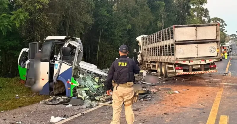 Minibüs ile otobüs kafa kafaya girdi: En az 23 ölü!