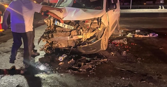Hafif ticari araçla çarpışan SUV yan yattı: 1 i ağır, 1 i bebek, toplam 7 yaralı Sakarya Haberleri Habertürk Yerel Haberler
