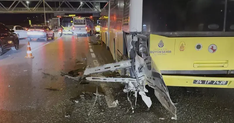 Büyükçekmece de otomobil İETT otobüsüne çarptı: 1’i ağır 3 yaralı
