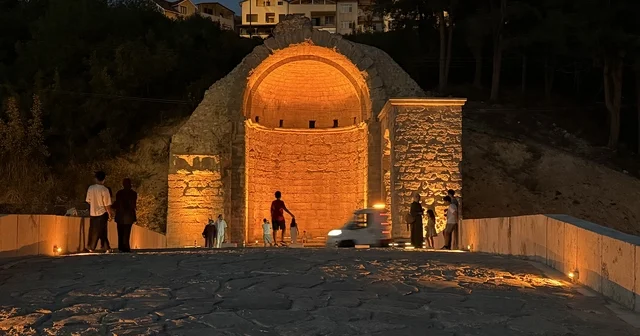8 yıllık emeğin ardından tarihi Justinianus Köprüsü kendine hayran bırakıyor Ayasofya ile eşdeğer tarihi köprünün yeni halini gören bir daha gelmek istiyor 3 isimli tarihi köprü ziyaretçilerini ağırlıyor Sakarya Haberleri Habertürk Yerel Haberler