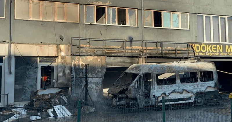 Başakşehir de işçileri bıraktıktan sonra alev aldı: Servis minibüsü kullanılamaz halde Sözcü Gazetesi