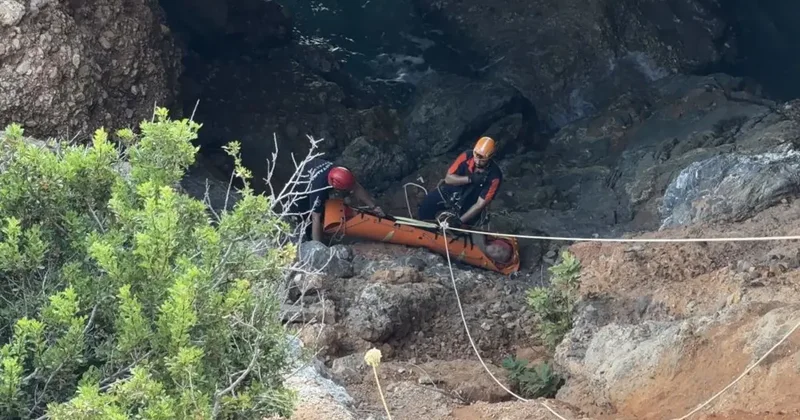Deniz keyfi hastanede son buldu, kayalık alanda mahsur kalan vatandaş 2 saatte kurtarıldı