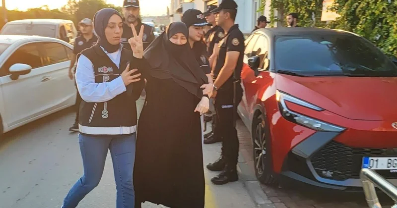 Furkan Vakfı’na yönelik operasyonda dikkat çeken görüntü! Semra Kuytul’dan zafer işareti