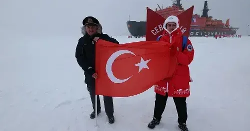 Uluslararası keşif gezisine katılan Türk genç, Kuzey Kutbu’nda Türk bayrağını dalgalandırdı