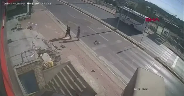 Kocaeli de otomobil üzerlerine uçtu! Ezilmekten saniyelerle böyle kurtuldular