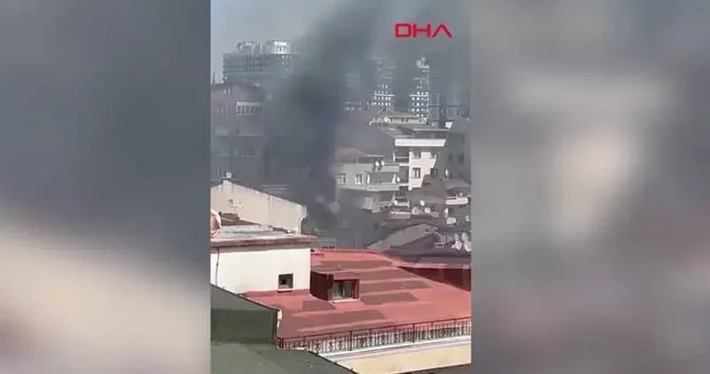 Kağıthane de 4 katlı binanın çatısında yangın