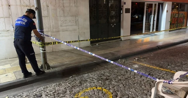 Çatıdan kopan beton parçaları korkuttu Yoldan geçen yaya yaralandı, 2 araç hasar gördü Aydın Haberleri Habertürk Yerel Haberler