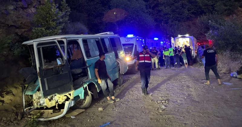 İzmir Tire’de kayalıklara çarpan minibüste 1 kişi öldü, 8 yaralı