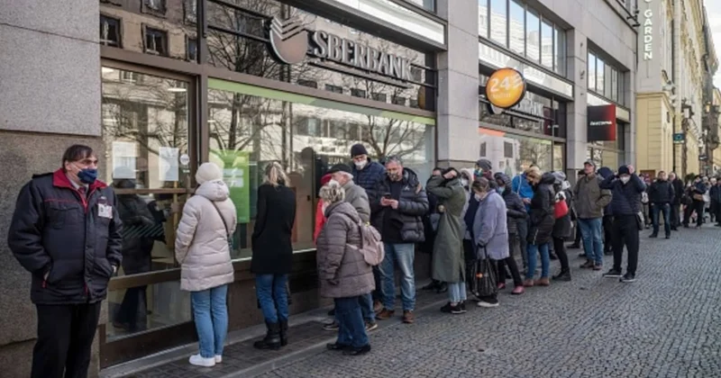 ATM lere akın ettiler, bankaları boşalttılar: Hazine eriyip gidiyor Sözcü Gazetesi