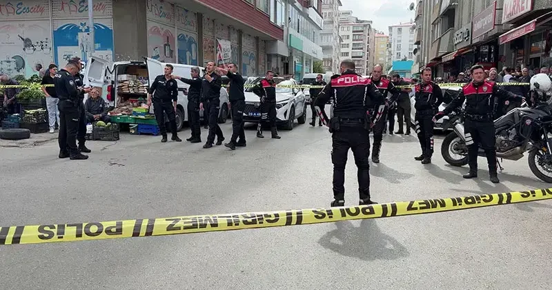 Babasını darbeden kişiye tabancayla bacağından yaraladı; o anlar kamerada