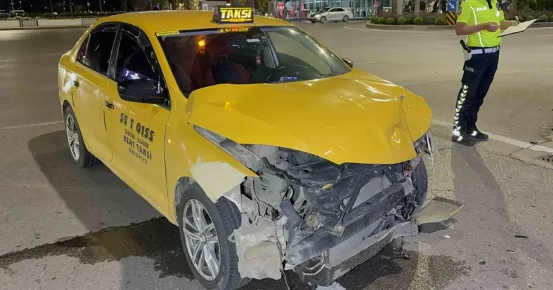Samsun’da kavşakta iki ticari taksi çarpıştı: 2 yaralı
