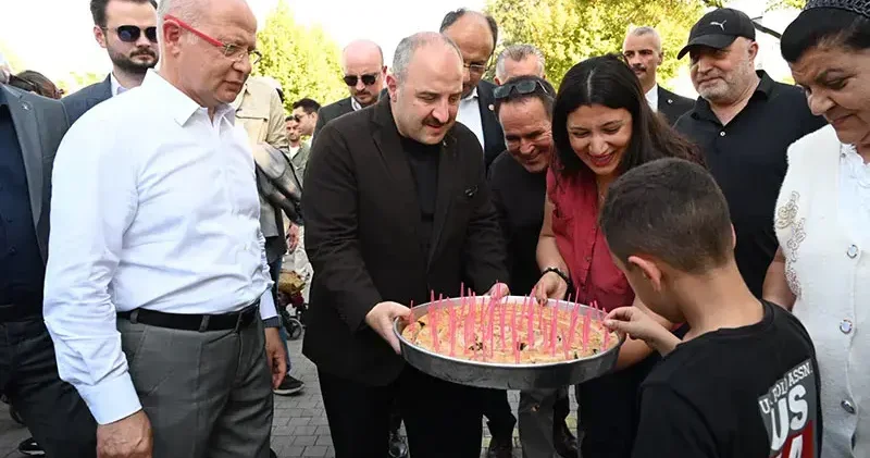 Mustafa Varank, Bursa’dan Özür Özel’e börek dağıtarak cevap verdi