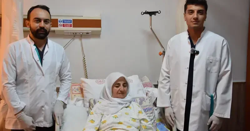 70 yaşındaki hastanın kanserli kalın bağırsağı alındı; sağlığına kavuştu