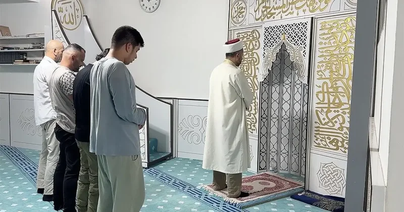 Türk camisinde 15 ülkeden Müslüman aynı safta