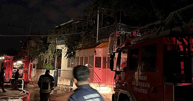 Kayseri Kocasinan da mangal yangını 1 saatte söndürüldü, iki evin çatısı küle döndü